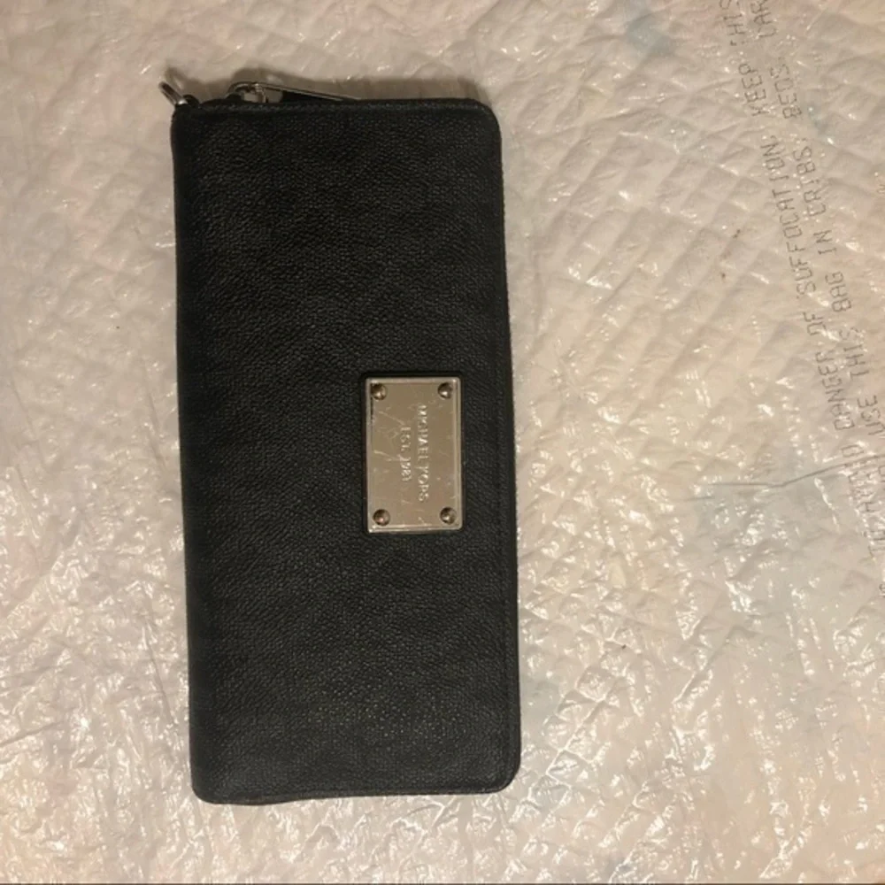 Michael kors signature clutch wallet